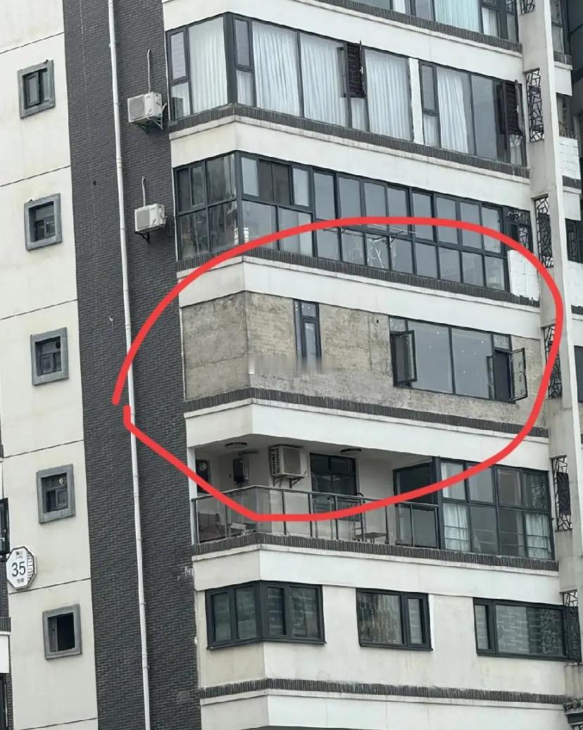 好好的全景玻璃，直接用水泥板+小窗给“改头换面”你要是业主，会这么改吗