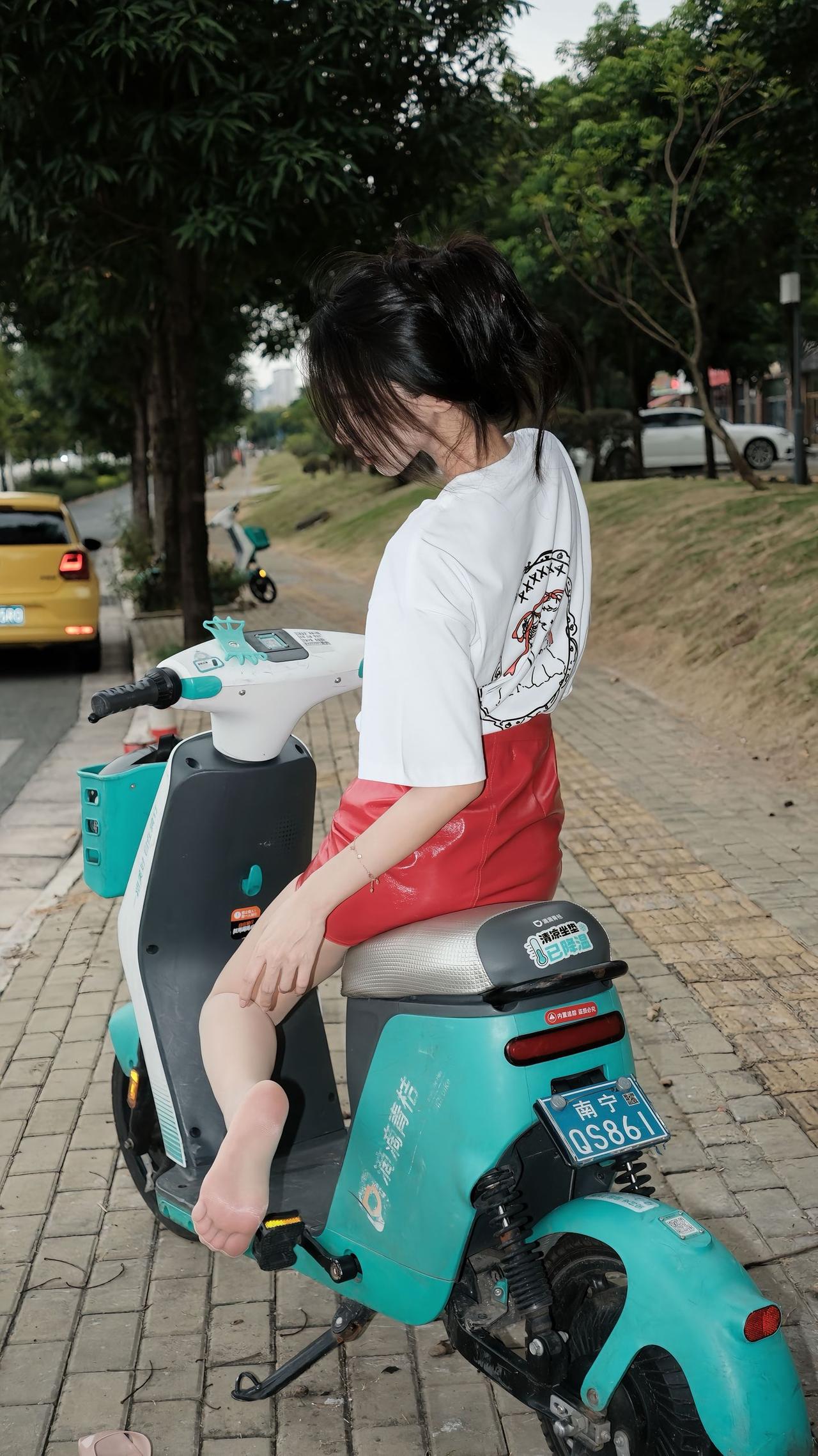 你几点下班我骑电瓶车接你