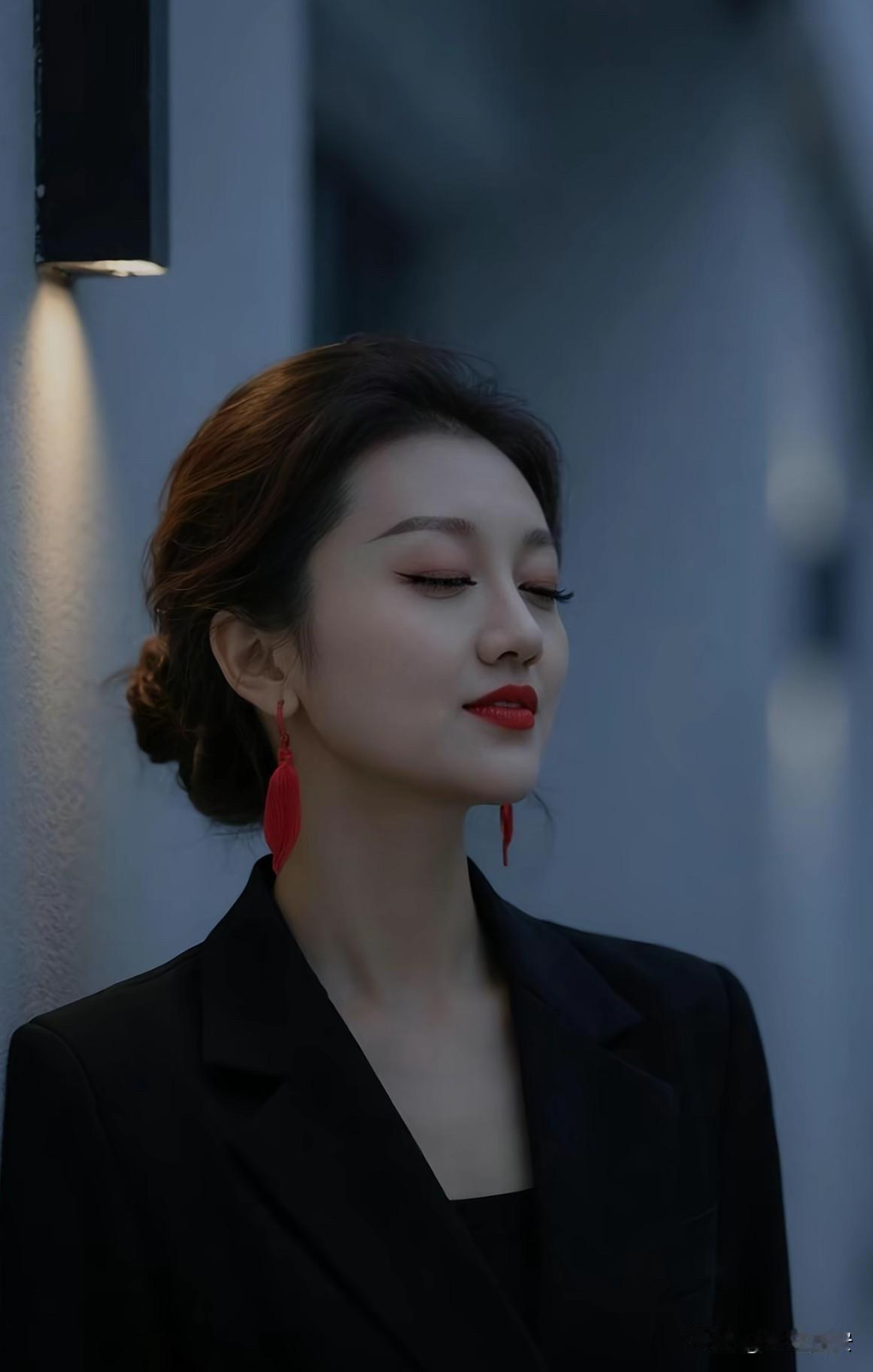 记住：凡事，不要去和别人讲道理，因为：和一个不讲道理的人，去讲道理，