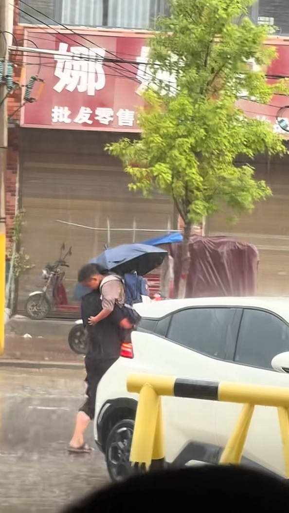 《爸爸永远会救你于水火之中，至于水火哪来的你别管》