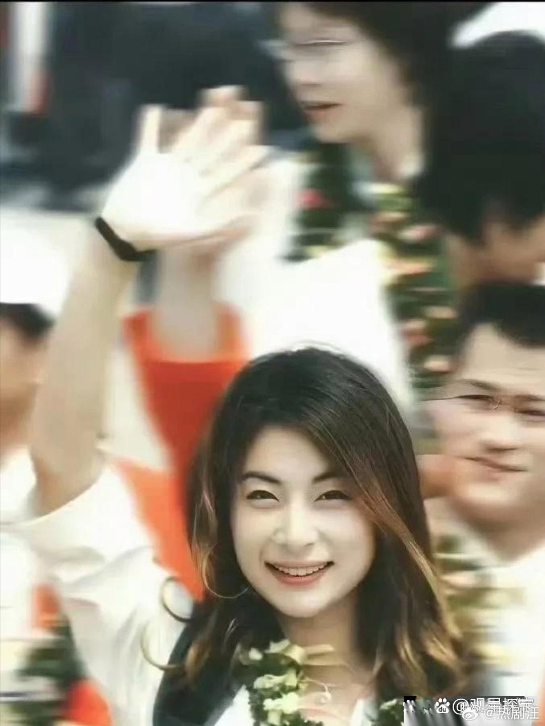 原来当年郭晶晶夺冠后是这样子访港的，难怪霍家大公子都挪不开眼睛了，真是太美了，太
