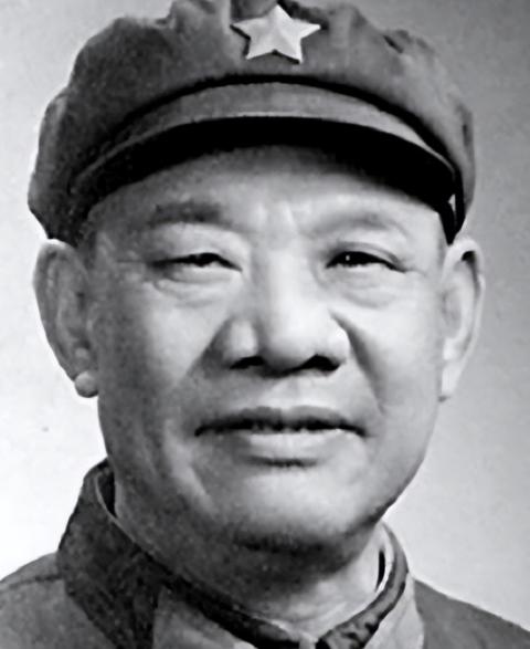 1960年，安徽金寨大别山，女民兵刘承英去食堂打饭，路上一脚踢到个硬东西，拨开草