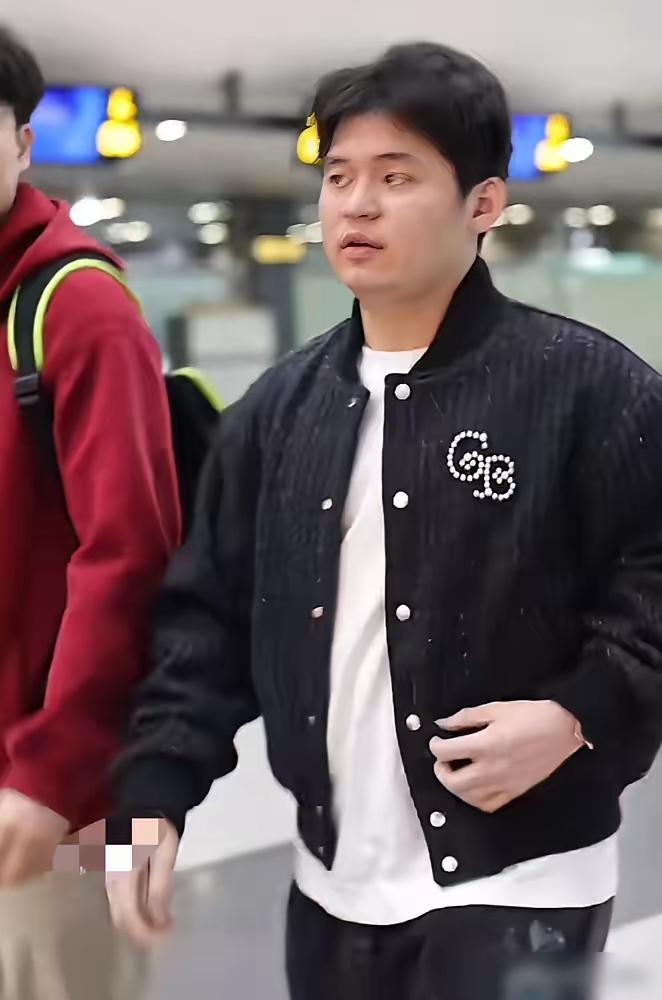 别再心疼林诗栋了。​你以为他拖着一条二级撕裂的右肩去太原，是带伤上阵的悲情英雄