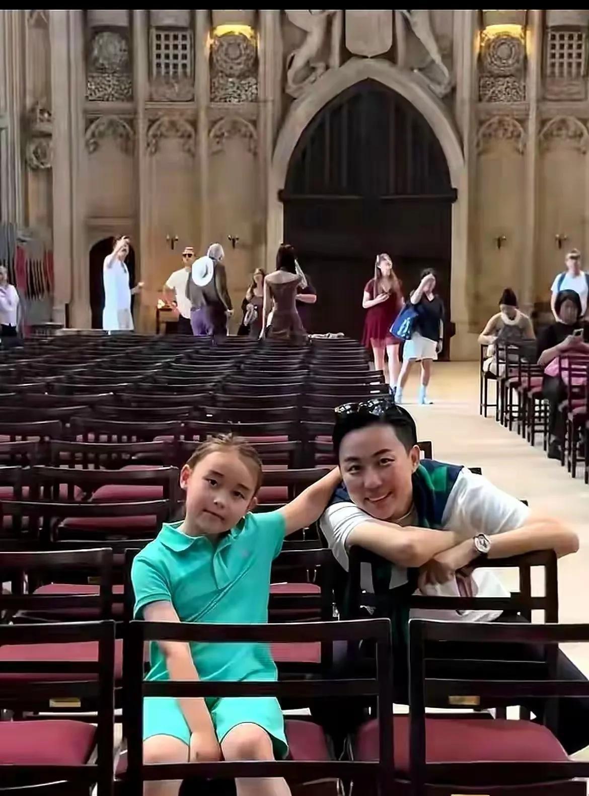 叶海洋带着自己的妈妈和大女儿美刀去了英国旅游。有钱人就是不一样，自己的三个孩子