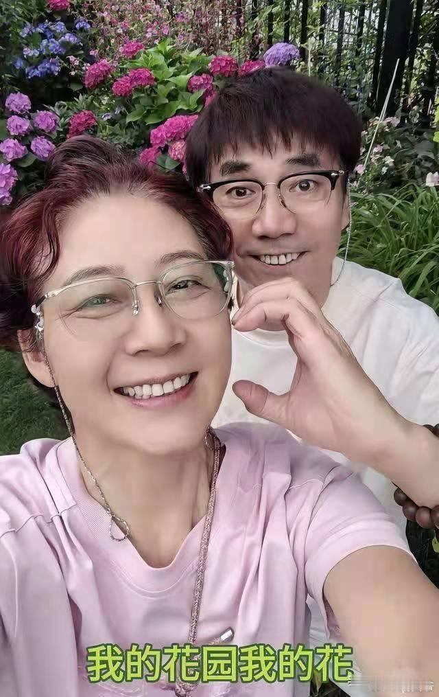 61岁范明和大六岁富婆妻秀恩爱，南京别墅曝光，花园上百平带泳池！​​​
