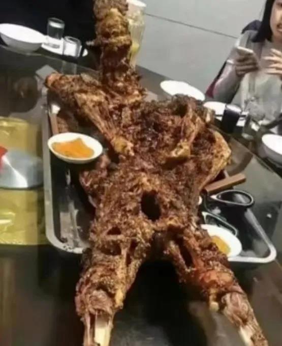 闺蜜请吃饭，上了这么一道菜，把我吓一跳，也不知道这是啥菜，也不好意思问