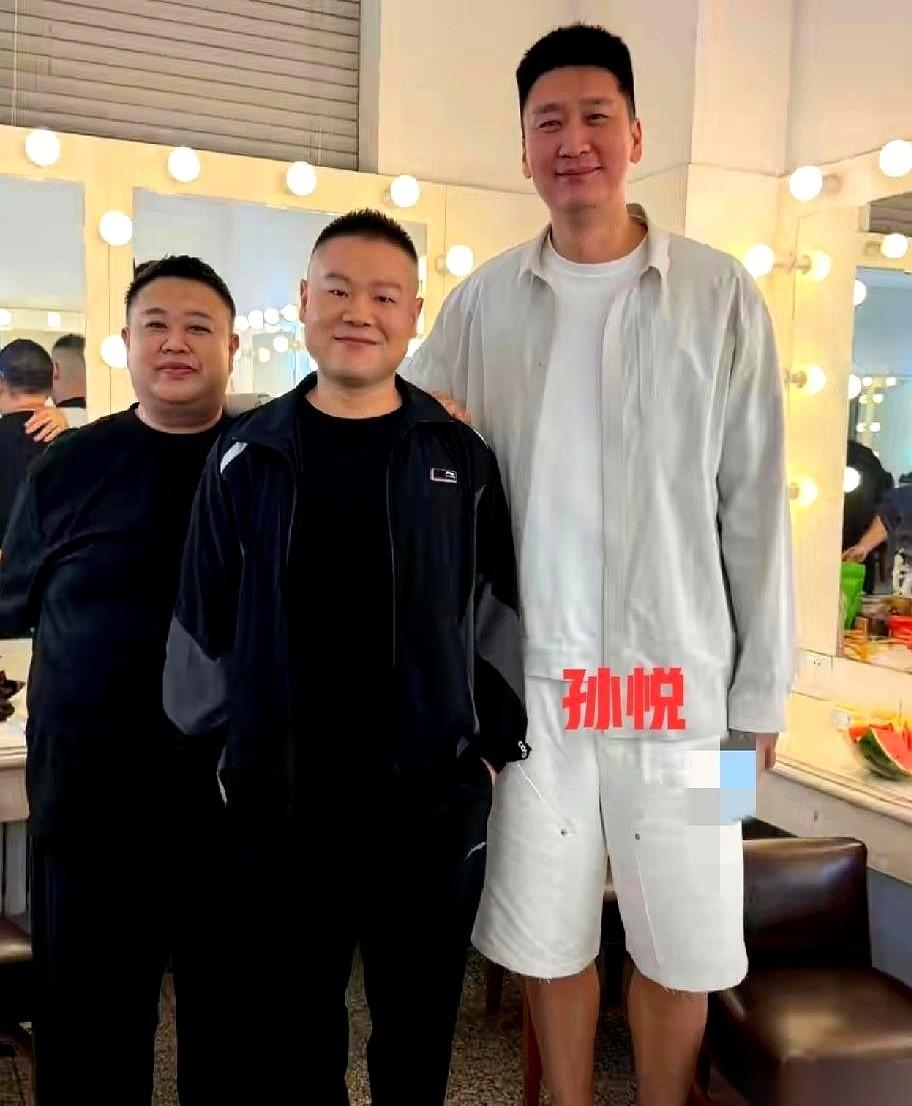 那张后台照，传得到处都是。照片里，李金斗亲自给苗阜站台，曹云金送的花篮摆在最显