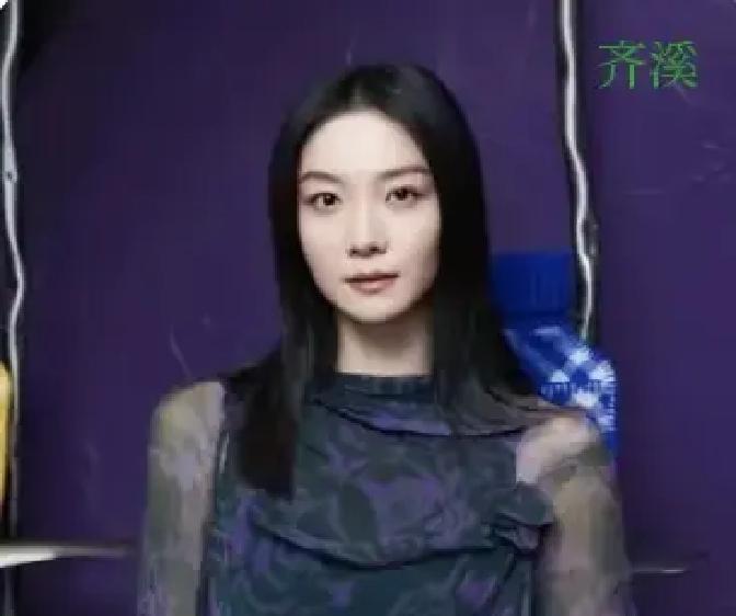 他把两任妻子剪进了同一部剧。不是在片场。是在观众的瞳孔里。《老舅》里那个离