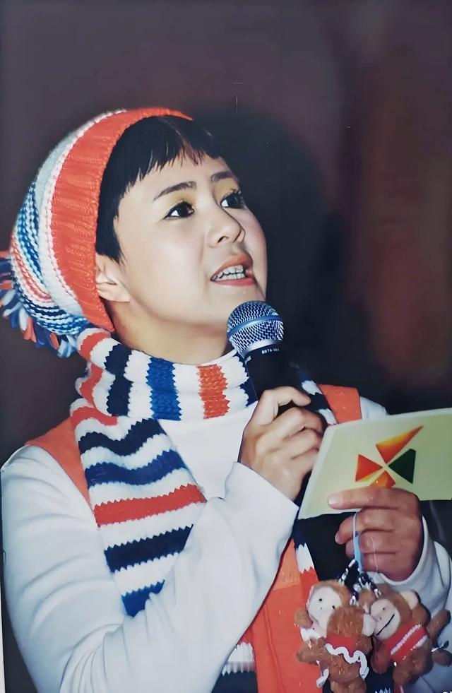金龟子刘纯燕在女儿的婚礼现场，当着满堂亲友被主持人问到心中的遗憾，她大大方方笑着
