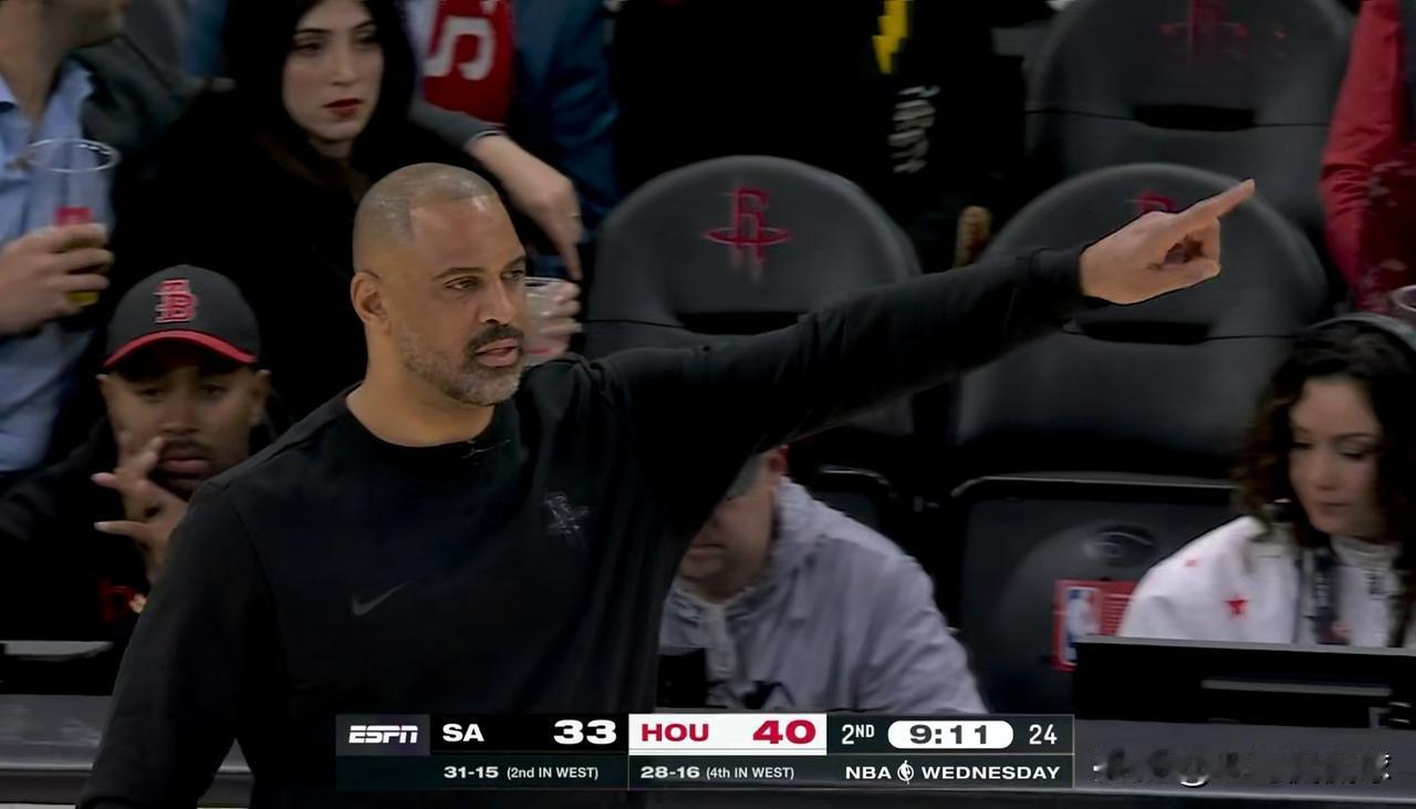 火箭主帅乌度卡再次怒批球队的进攻！在今天火箭主场以99：111输给马刺的赛后采访