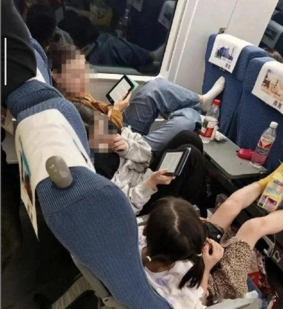 有人直接躺平，真把车厢当自个儿家了？刷到一组高铁照片直接看呆！车厢里有人把