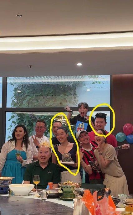 英达这下笑不出来了，不是他又离婚了，而是他办66岁寿宴，大儿子巴图没到场，2