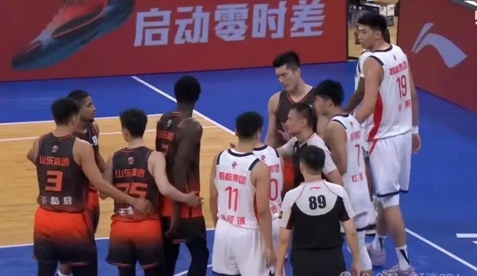 半场落后强势翻盘！山东力克广州拿下三连胜，汕头站之旅完美收官CBA季前赛汕头赛