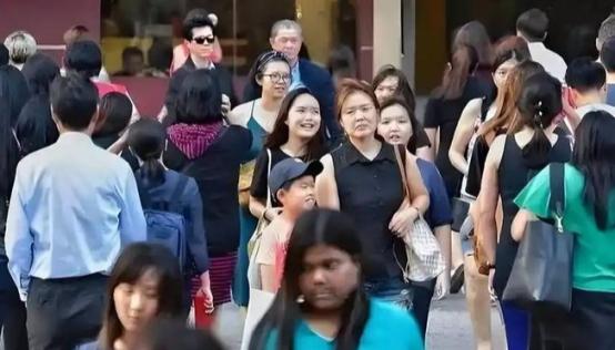 一名新加坡华裔终于道破了真相，他坦言，当地华人压根不关心中国发展得好不好。很多人