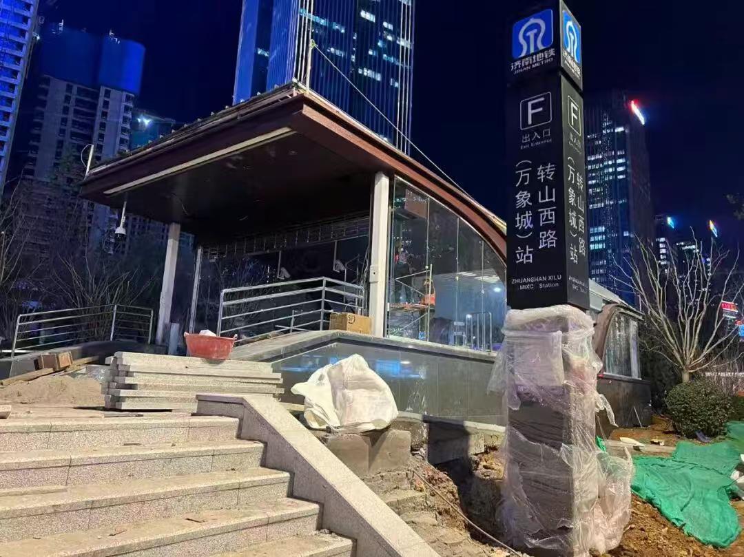 看来济南万象城给钱了，但给的不多，因此四号线地铁站有了个括号。一般来说，各