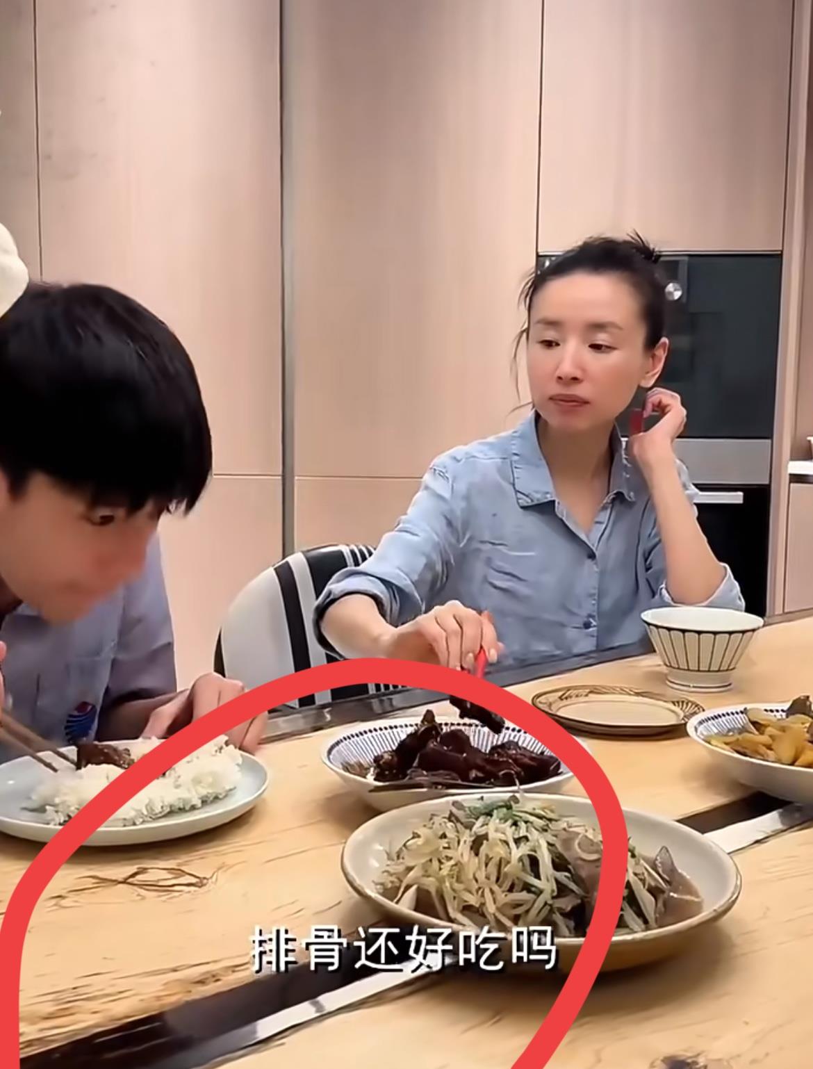 董洁家的桌子，真的是个谜！谁家桌子这么大的缝儿，就不怕东西掉下去吗？而且