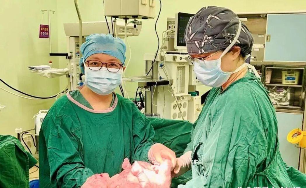 谁也没想到！那个被医生“塞回”子宫的胎儿，硬是多撑了124天，出生那一刻所有人都