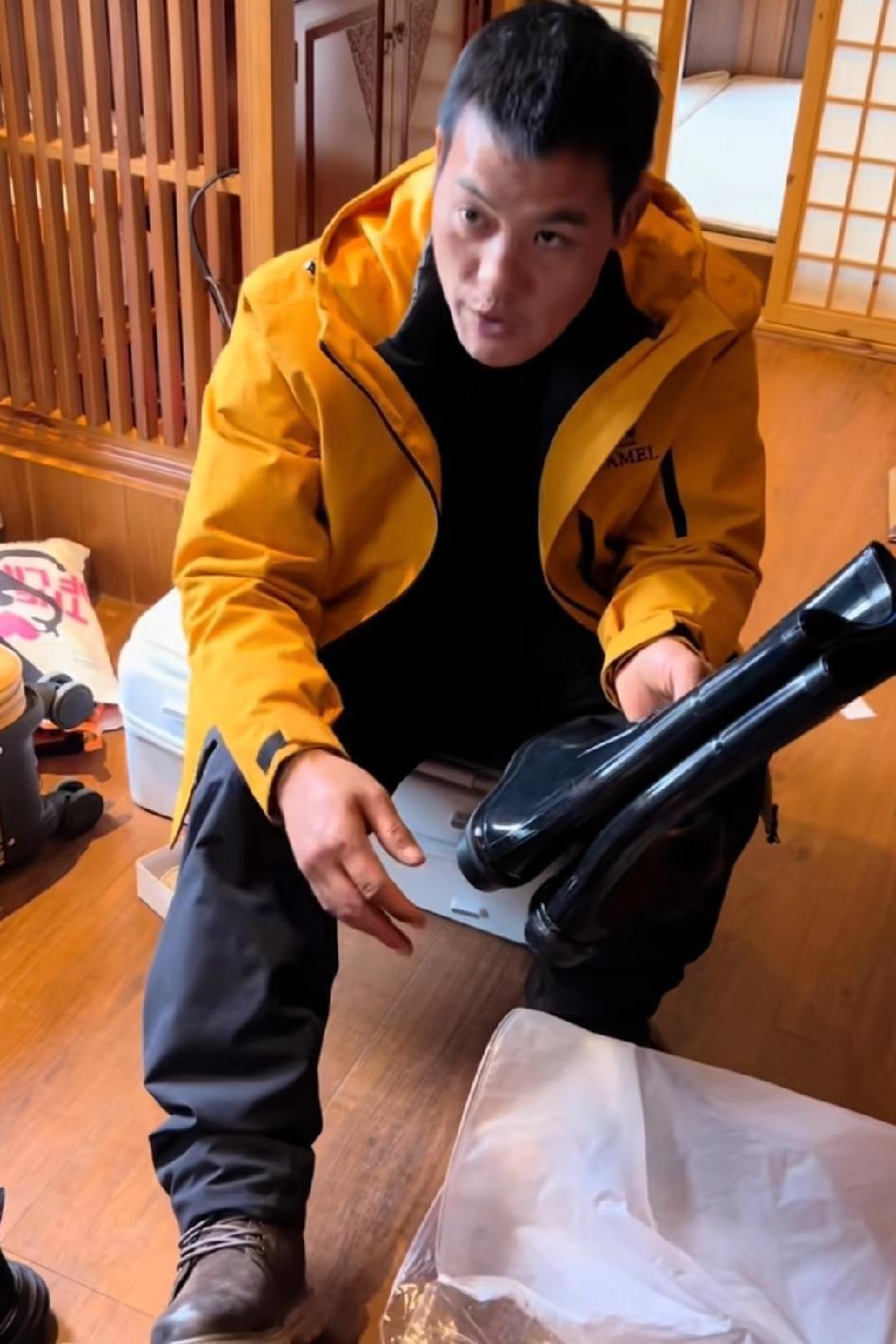 刀疤哥摸着节目组发下来的登山鞋，心里大概还惦记着家里那双水鞋。他怎么也放不下