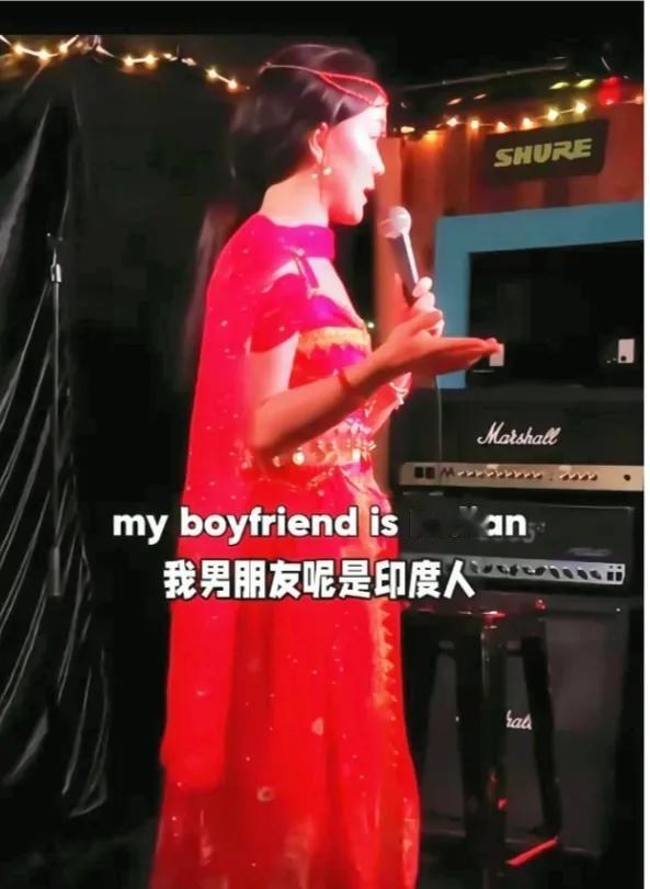 她是脱口秀演员，也是“三哥的女人”，因为她嫁给了阿三。母亲因为生活习惯，文化差