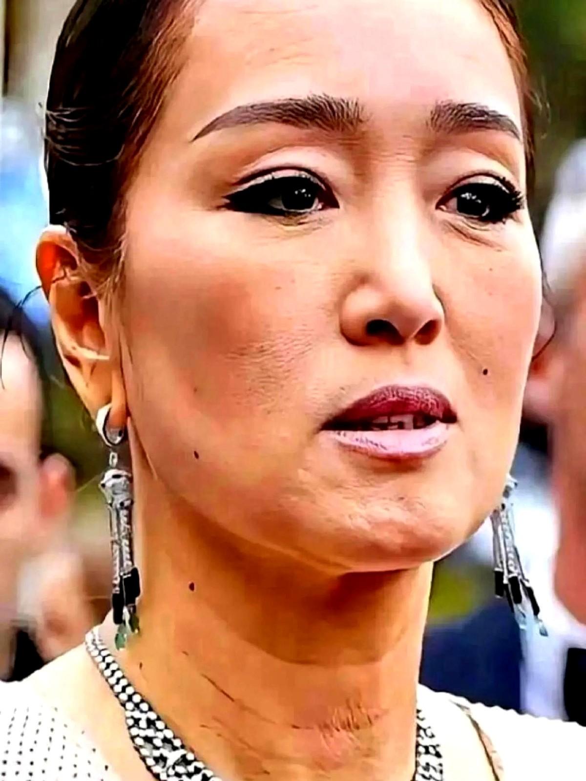 巩俐！我不理解：有人说她不漂亮！女人都是化妆起来好看点，不化妆人老了受不