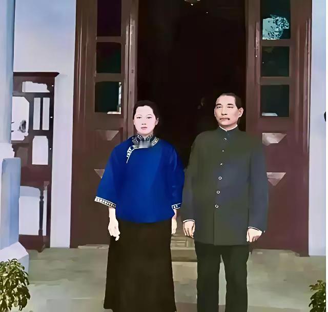 这是宋庆龄和孙中山的真实合影，都看看吧，俩人成婚已经8年，夫妻俩的关系一直很好，