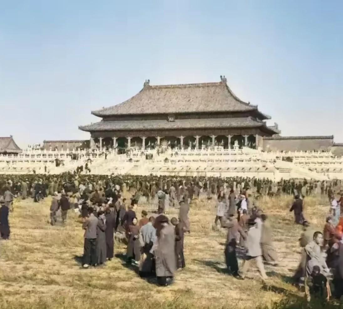 1925年，北京故宫第一次对老百姓敞开大门！你看照片里，黄草地、灰布衣，人们又