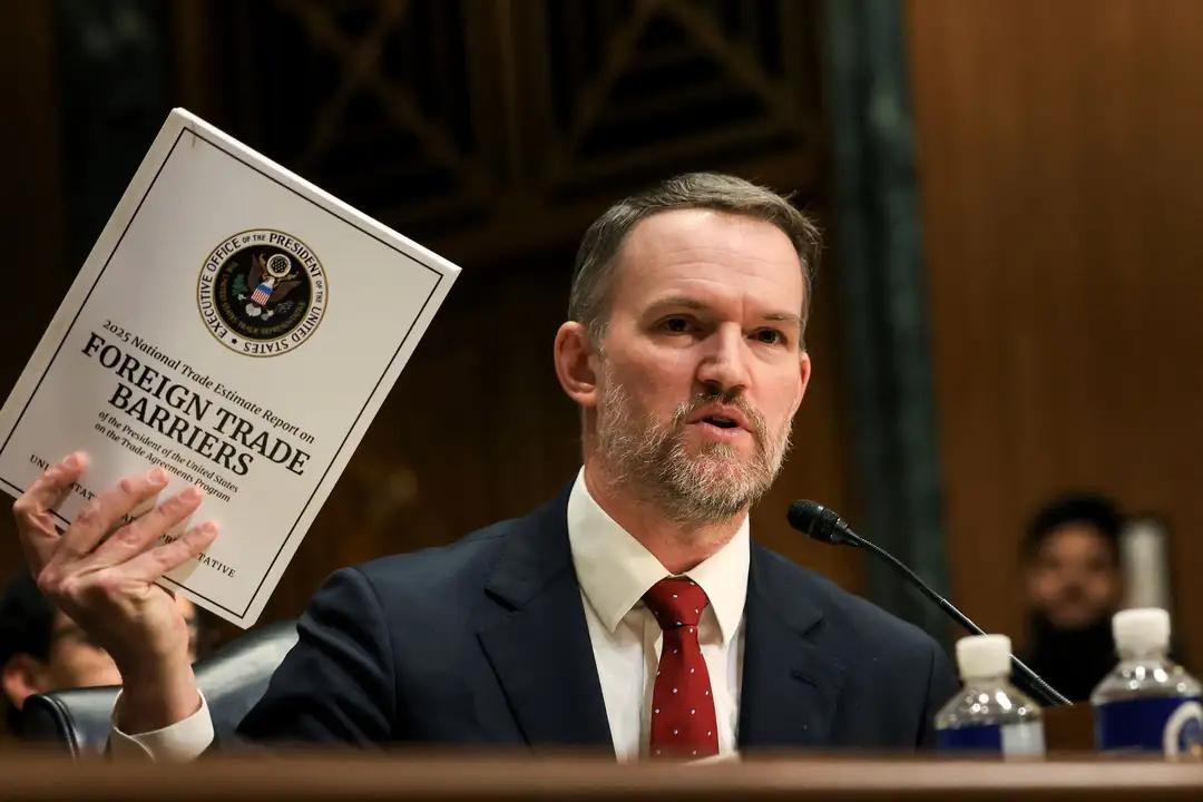 华盛顿又一次亮牌。这一次，刀举得很高，却绕开了中国。很多人一时没反应过来。喊了半