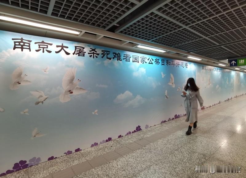 今儿出门坐南京地铁2号线，到云锦路站时，列车居然直接开过去了，不停靠！这可把不少