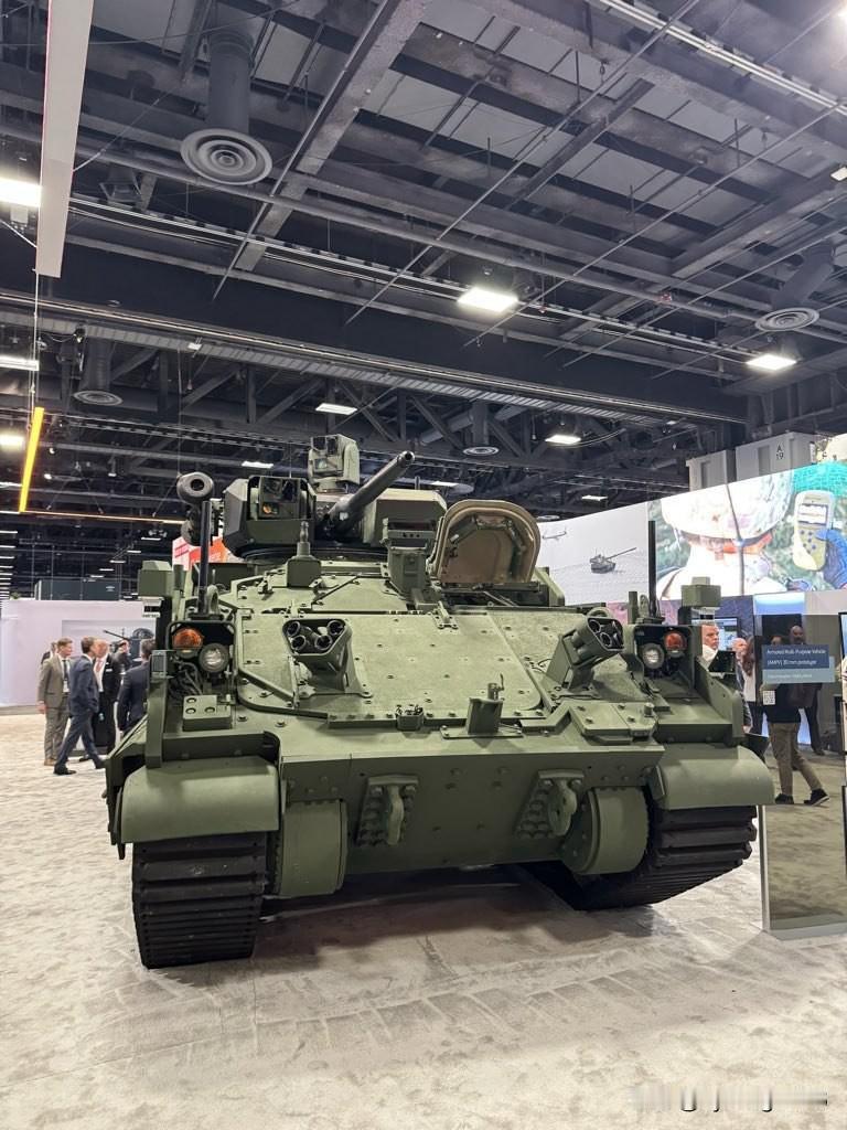 AMPV30是将M2布雷德利步兵战车的炮塔拆除，改装成装甲运兵车来取代M