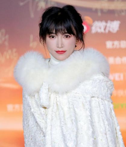 李子柒证明了一件事不管你多有钱、多有才华，也不一定能在人民日报发文。 要