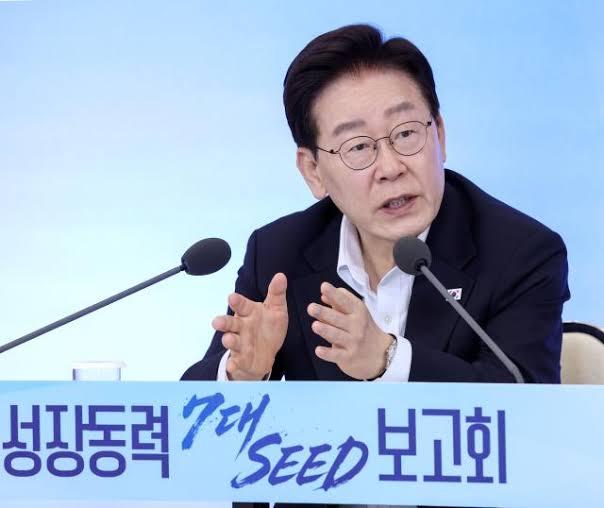 李在明一口气画了7张“科技大饼”，韩国人信吗？8月12日，李在明在青瓦台高调