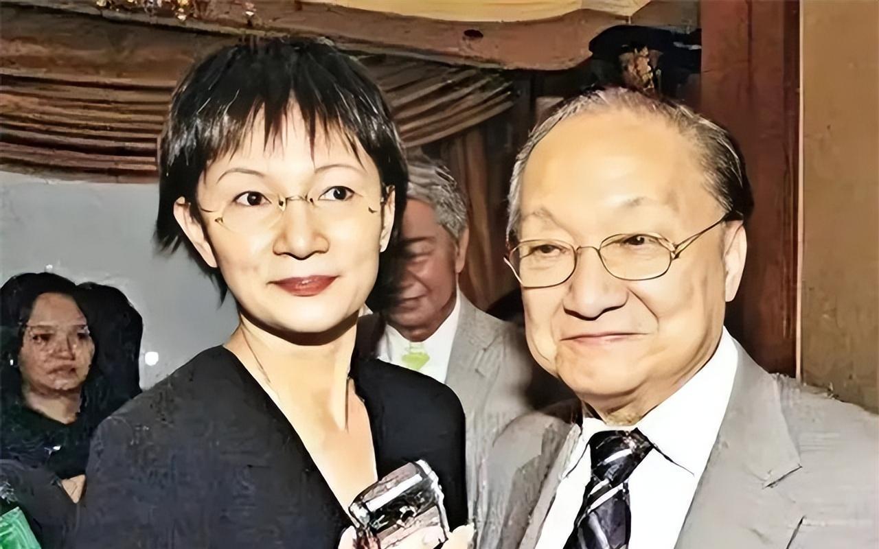 1976年，52岁的金庸爱上16岁的女招待，要离婚，妻子说：“可以，但那女的必须