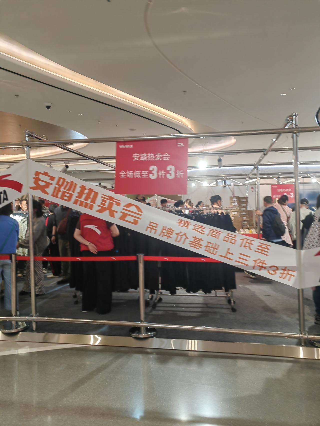 昨天下午去了趟商场溜达了圈，看见很多品牌打折，两件五折，三件三折。本来想着，