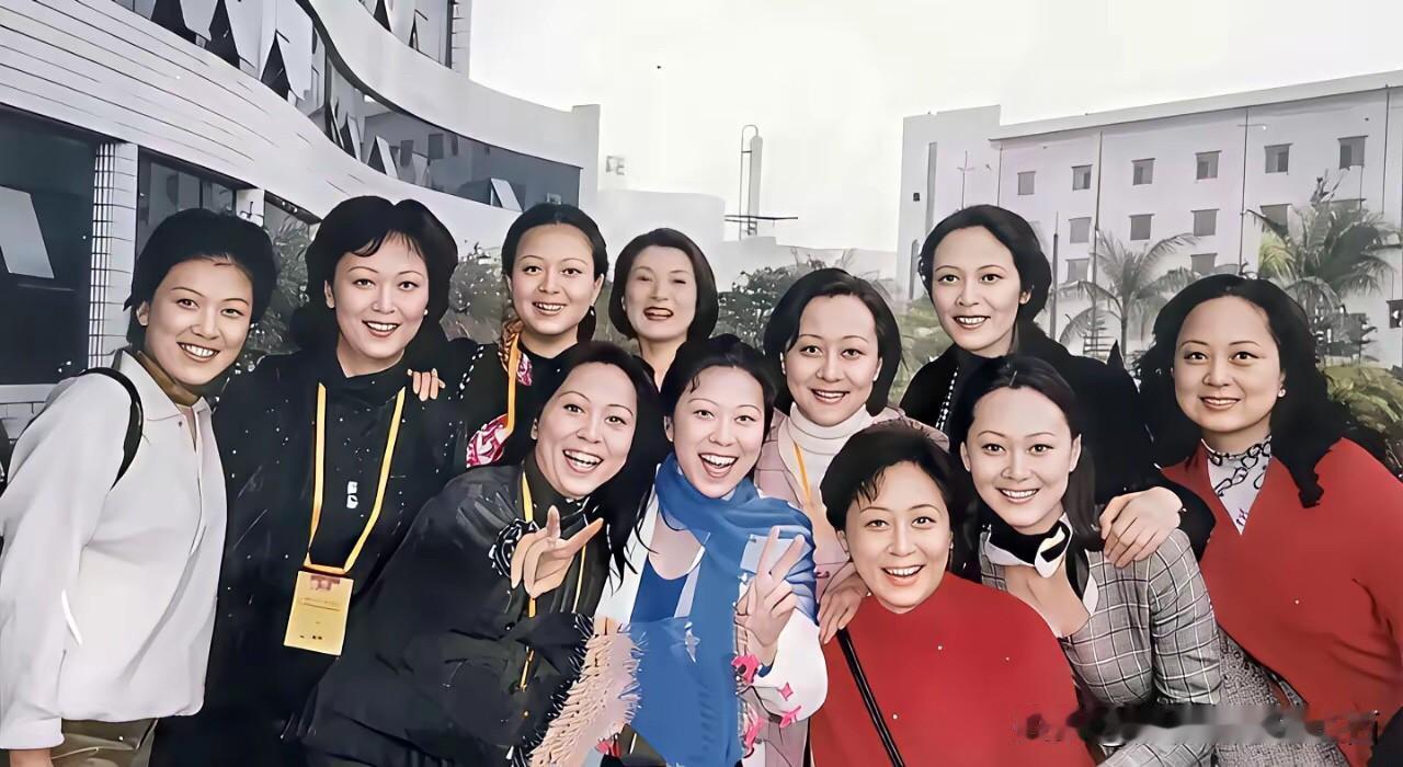 早些年这些女明星的大合影里，年轻时的赵静太美了，真的是明眸皓齿，本人长得大气，五