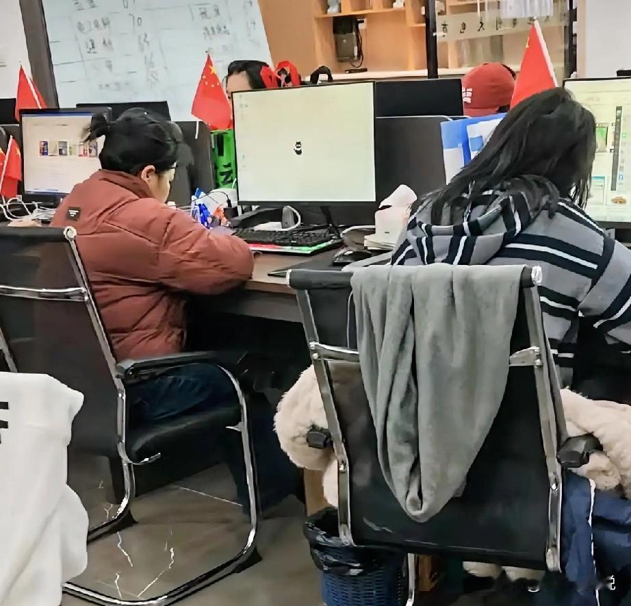 和用人部门沟通35岁候选人是否邀约面试的“情景再现”：后台系统提示候选人和职位匹