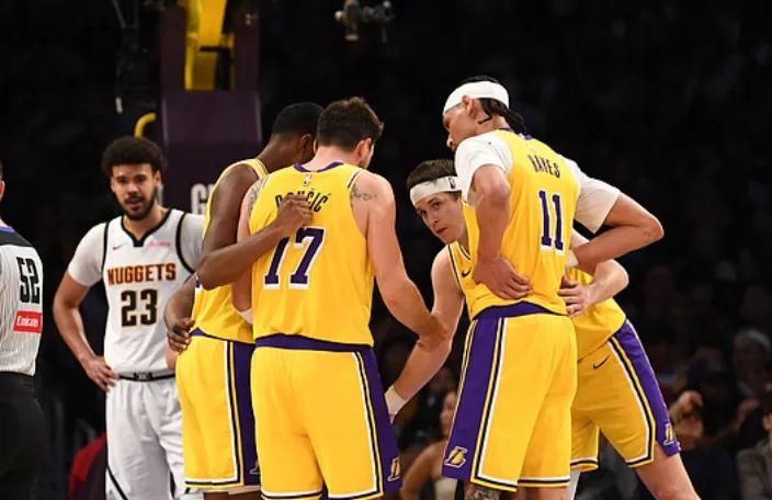 雷迪克的调整也是够大胆，这一波，詹姆斯的复出，直接将詹姆斯定位和斯玛特差不多了，