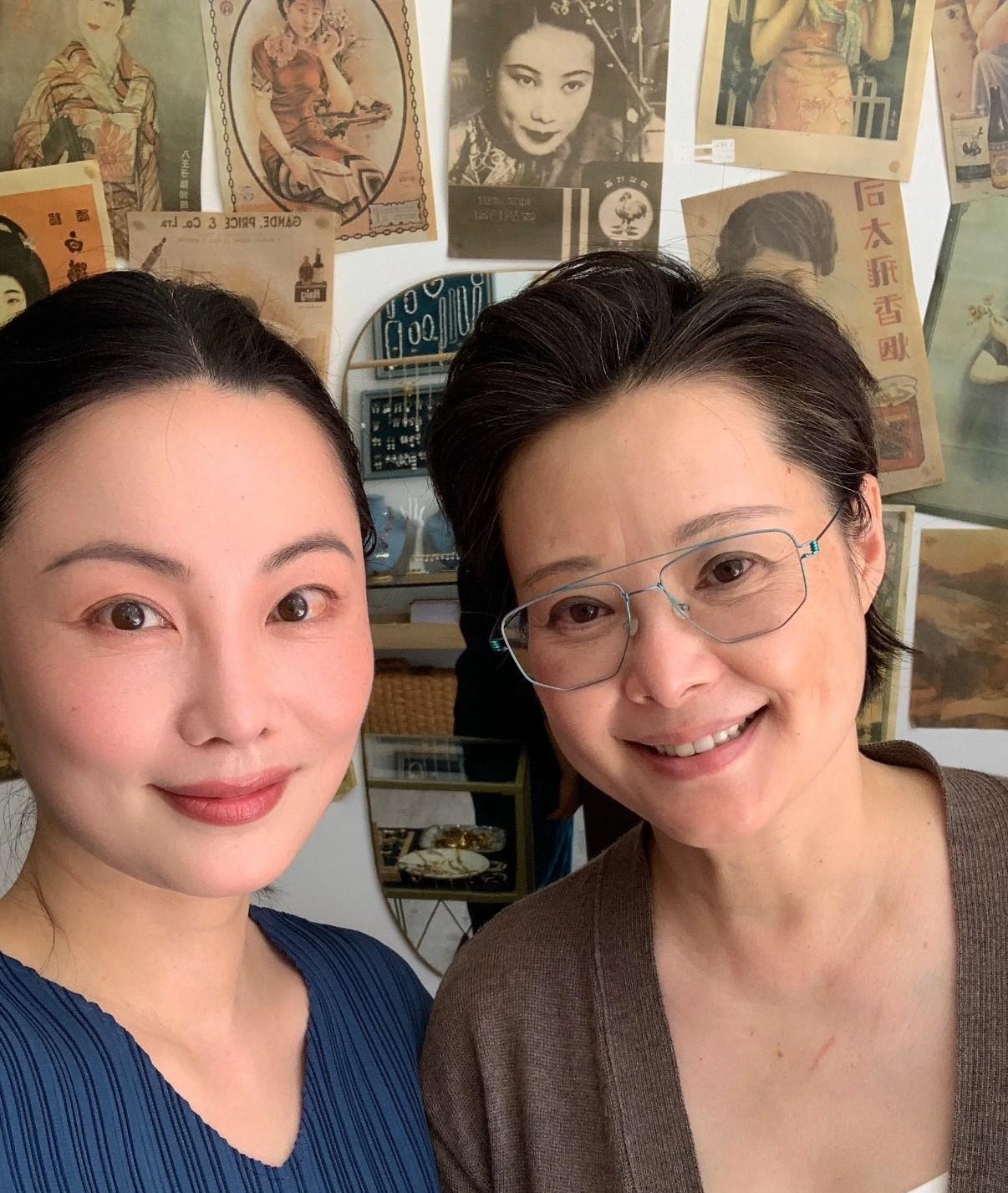 53岁袁立巴黎瘦10斤！与小12岁老公恩爱散步～～演员袁立带着三婚老公梁太平在巴