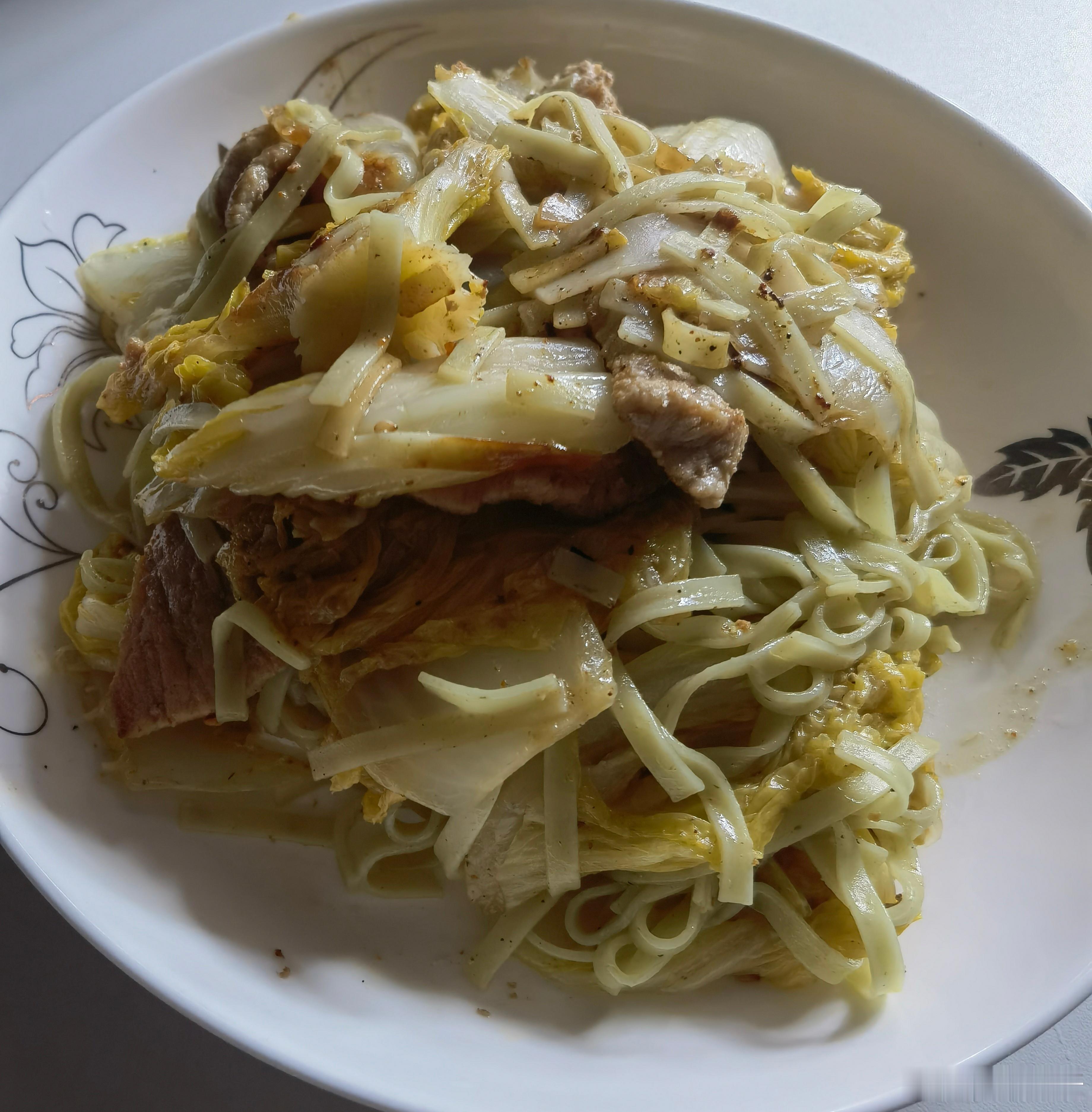 突然发现了个做饭好吃的方法，买点烧烤调料，炒肉放点，炒白菜放点，吃起来杠杠滴！[