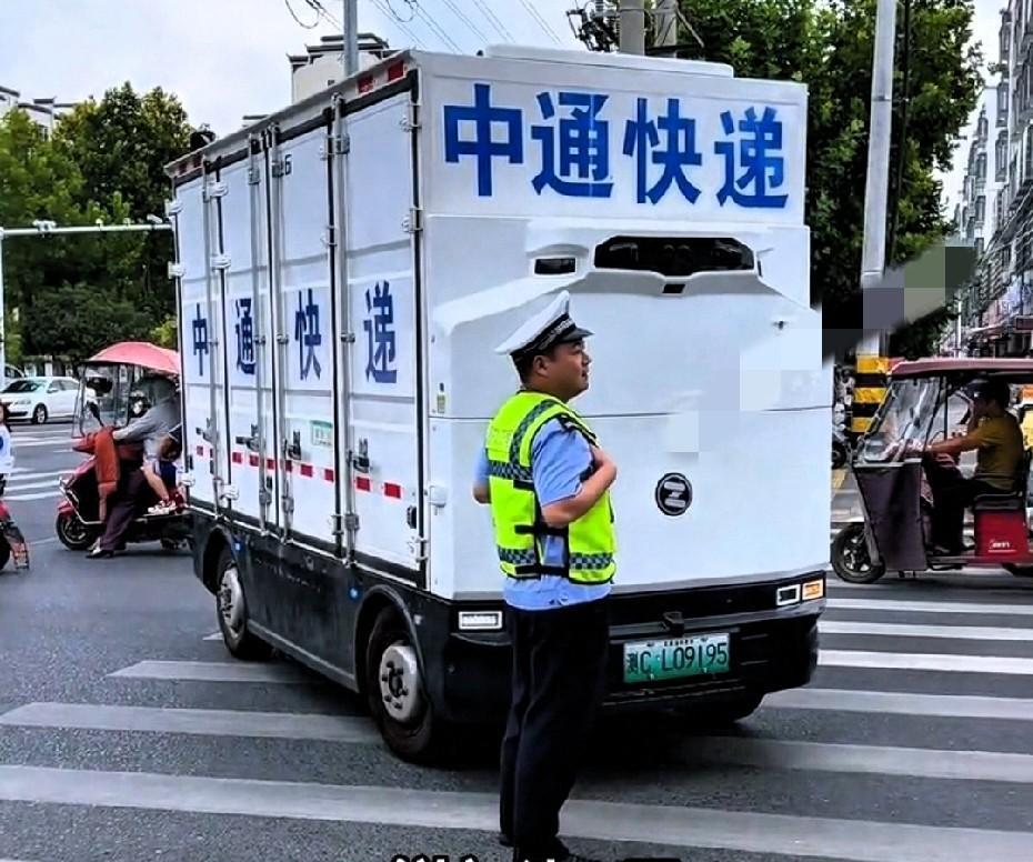 “这无人驾驶快递车，是真讨厌啊！为什么就没人管呢？”最近，无人驾驶车，在各个道路