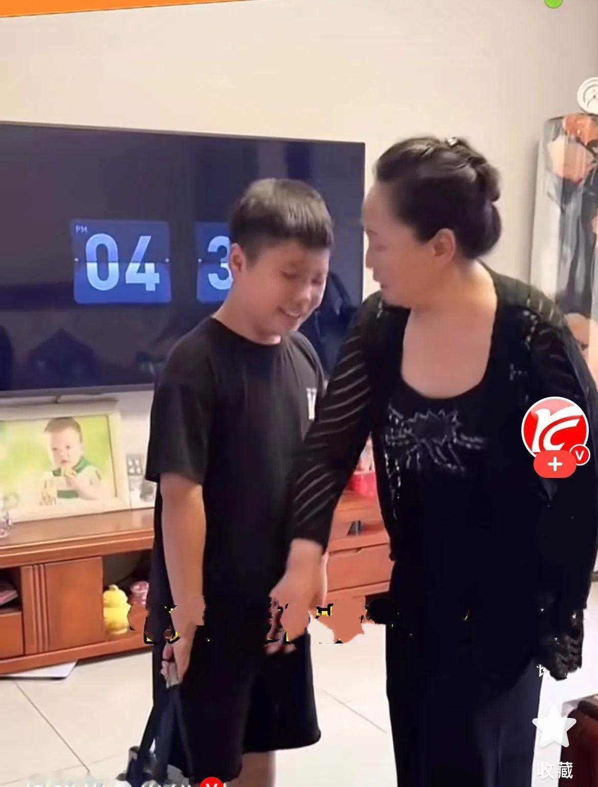 “笑不活了！”7月3日，陕西有一位奶奶正在给孙子辅导作业，结果被气得崩溃了。她转