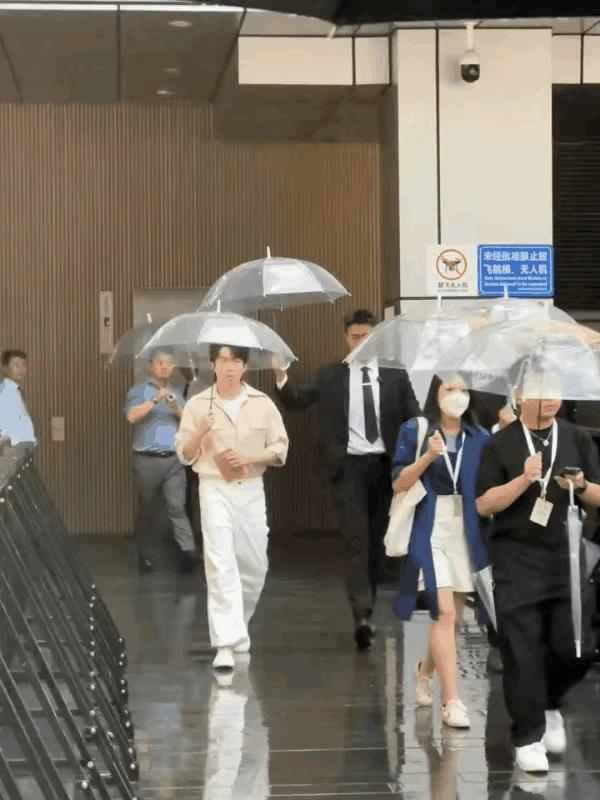 深圳下雨了王楚钦打着伞工作结束大头与现场来看他的球迷挥手告别大头不会直