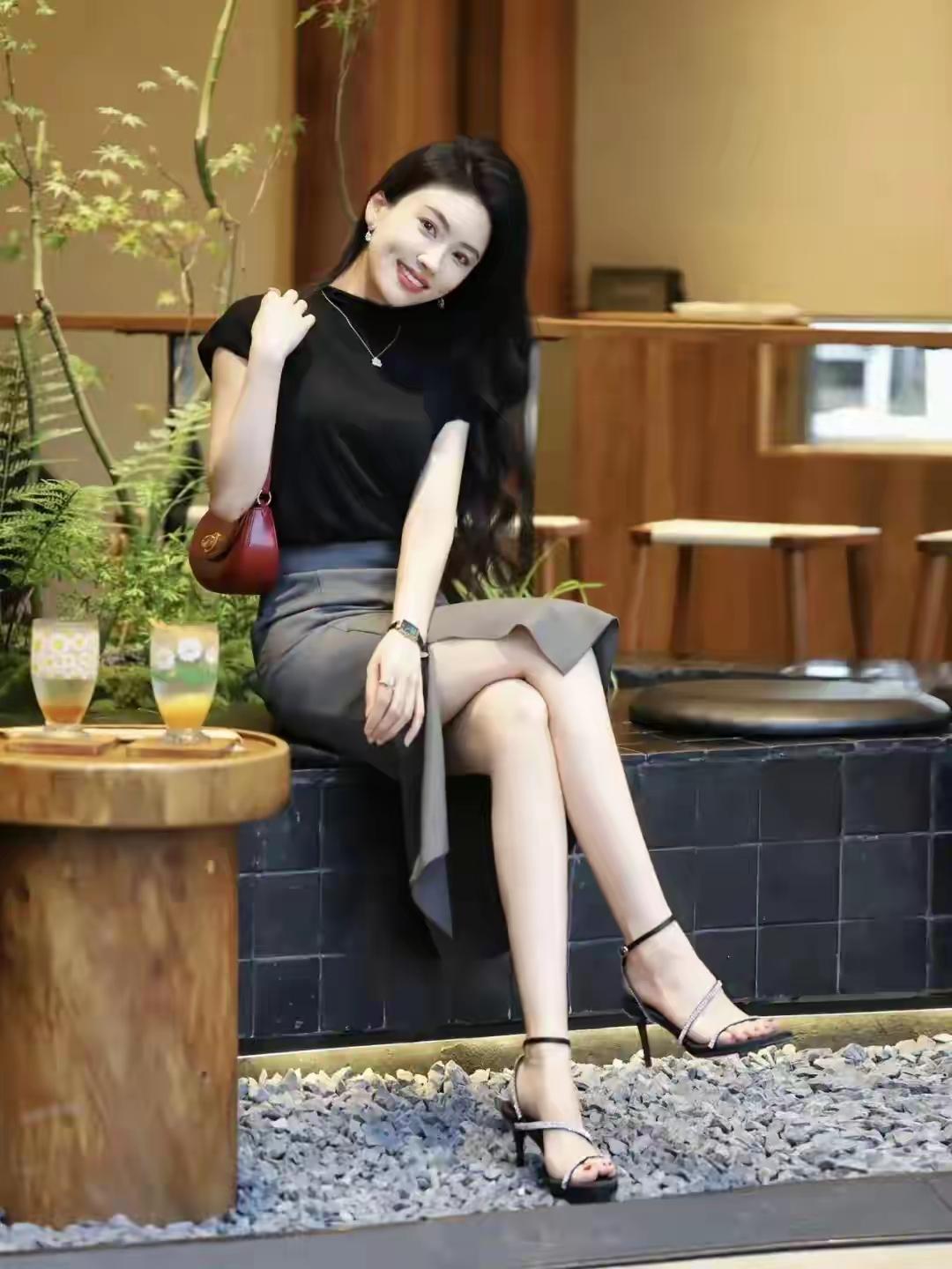 这姑娘坐那喝咖啡呢。