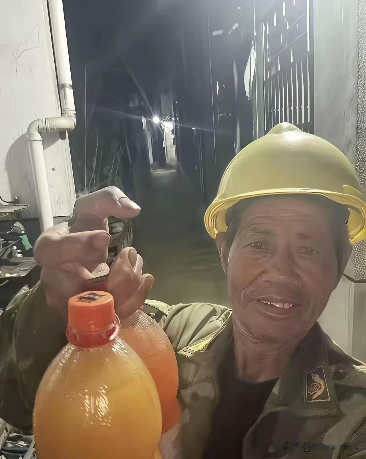 工地小卖部发现个有意思的现象，下工的工人没人买矿泉水，全扎堆拎冰啤酒、大瓶可乐。