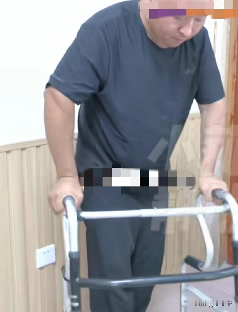 河南漯河一男子38岁脑干梗死，不能走路，只能坐轮椅，生活不能自理。男子平时特别爱