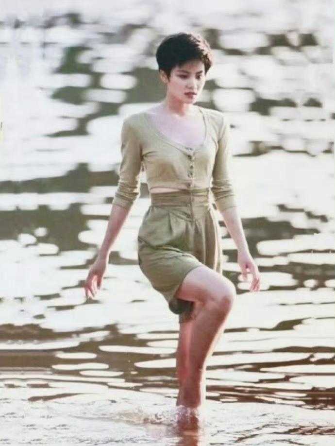 21岁的王菲竟已如此惊艳！35年前的她，时尚灵动、气质出众，仿佛时光从未掩去那份