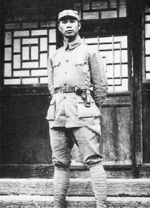 1941年，杨成武率部突围，途中，200多名女学员要求返回救援伤员，却被日军包围