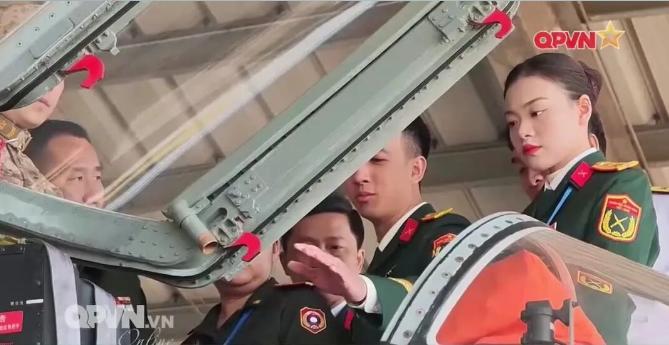 越南青年军官，参观中国歼-16，诸多保密处被布遮盖，越南电视画面，歼-16座舱关