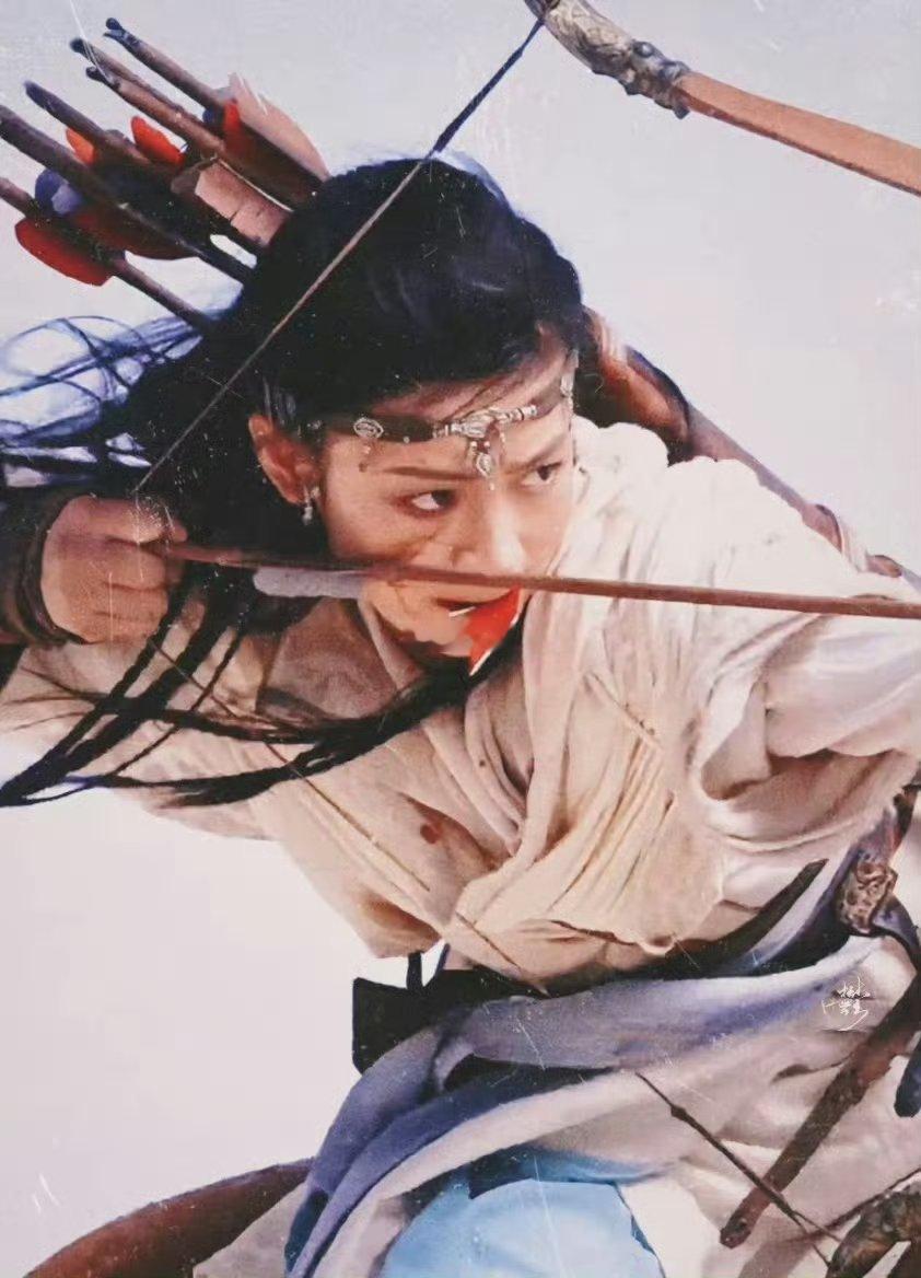 《镖人》预告里陈丽君“咬箭羽”的镜头，直接火她侧骑在马背上，箭羽咬在唇边，眼神锐