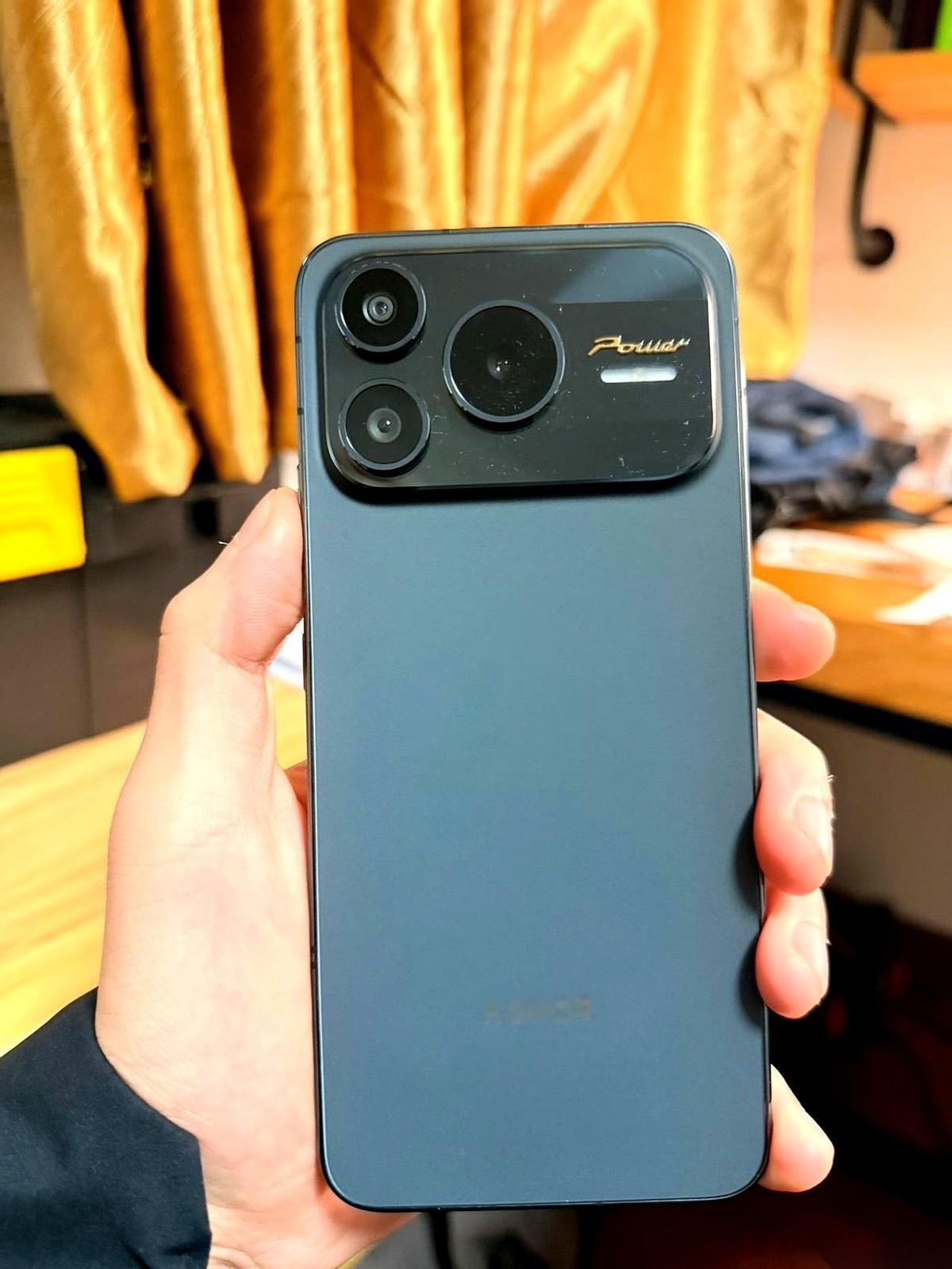 我哥们儿把那个崭新的充电宝从包里掏出来，“啪”一下扔桌上，塑料包装都没拆。他盯