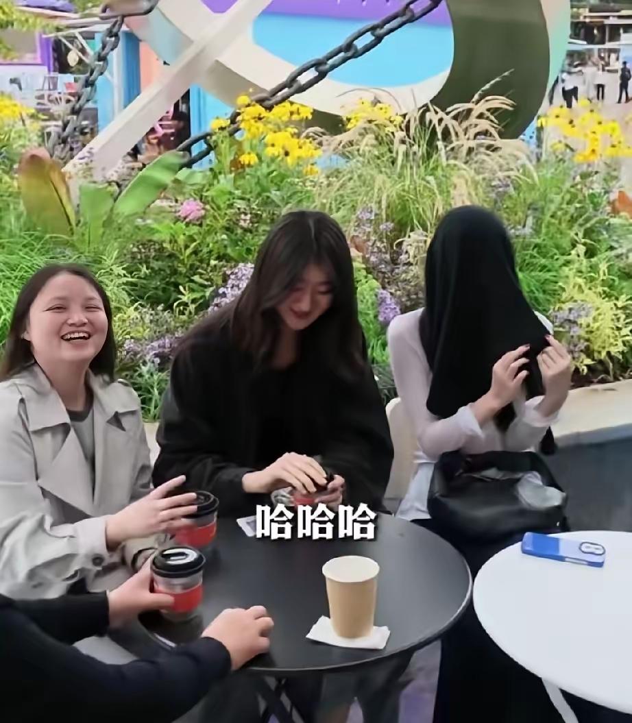 李嫣和奶奶一起去云南，光顾李亚鹏新开的民宿了。李嫣不想面对镜头，直接拿衣服
